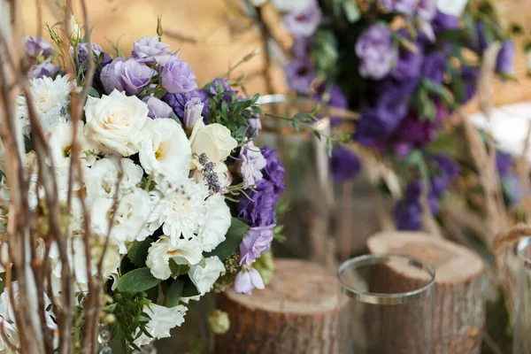Huwelijksceremonie Bruidsboog Versierd Met Verse Bloemen Een Prachtig Groen Park — Stockfoto