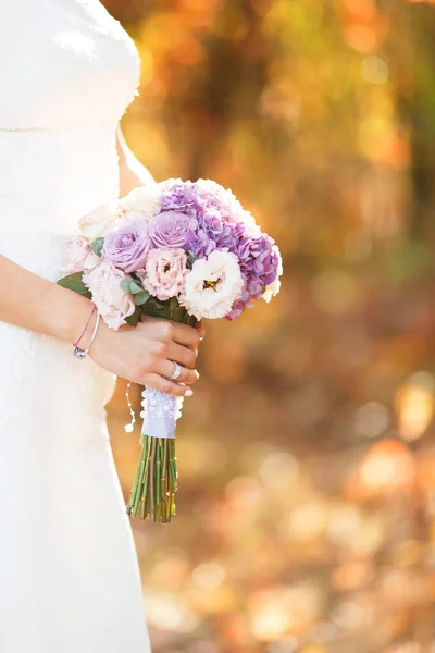 Noiva Detém Buquê Floral Casamento Sua Mão Buquê Floral Casamento — Fotografia de Stock