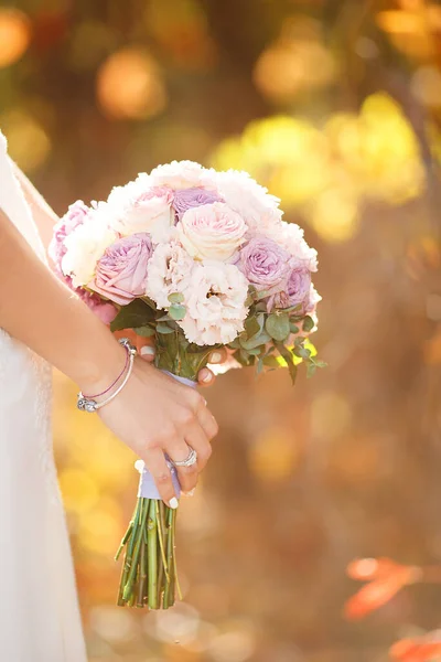新娘手里拿着婚礼花束 婚礼花束 新娘的花束 — 图库照片