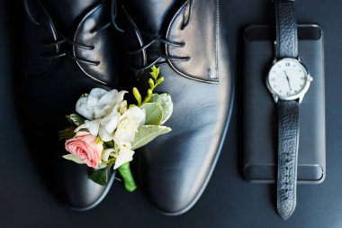 Siyah Damat Ayakkabıları ve Yaka Çiçeği