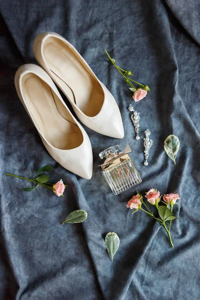 Flores de rosa nupcial, zapatos de boda, anillos y perfume — Foto de Stock