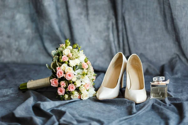 Bouquet nuptial de fleurs de rose, chaussures de mariage et parfum — Photo