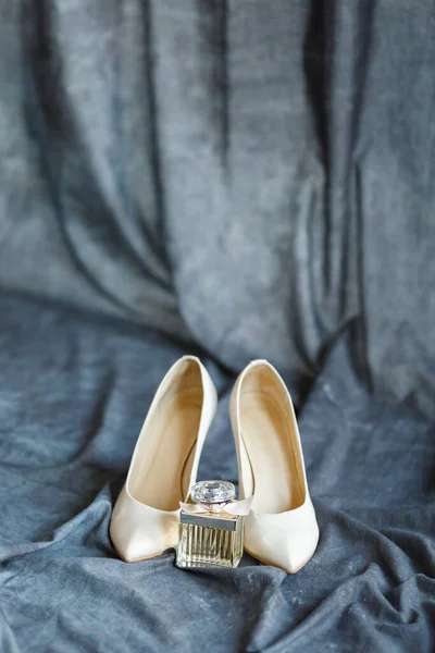 Boda nupcial zapatos y perfume — Foto de Stock