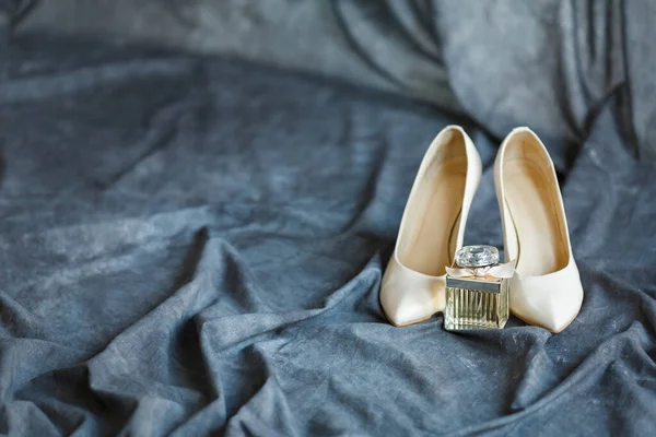 Boda nupcial zapatos y perfume — Foto de Stock