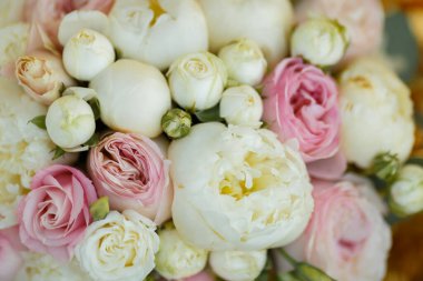 Gelin için pembe şakayık ve okaliptüs buketi.