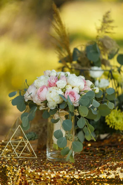 Kytice pro nevěstu s růžovými pivoňky a eukalyptem — Stock fotografie