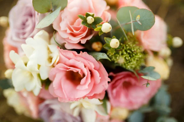 Csokor a menyasszony rózsaszín bazsarózsa és eukaliptusz — Stock Fotó
