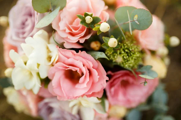 Bouquet pour la mariée avec pivoines roses et eucalyptus — Photo