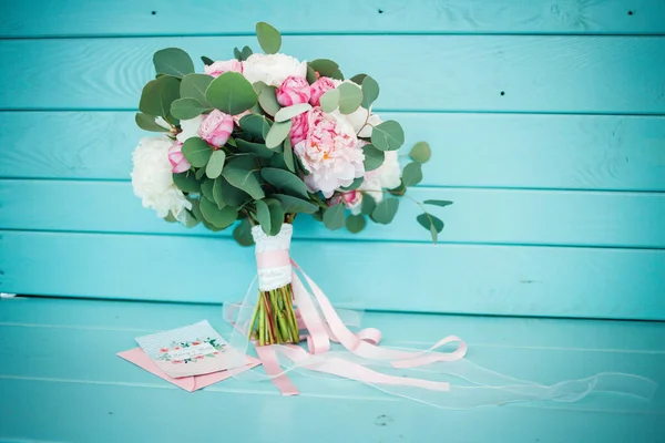 Bouquet pour la mariée avec pivoines roses et eucalyptus — Photo