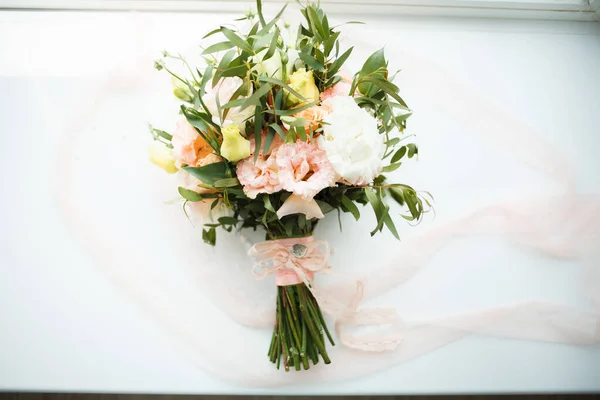 Bouquet pour la mariée avec pivoines roses et eucalyptus — Photo