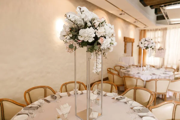 Decoração Floral Festiva Mesas Banquete Casamento Cores Brancas Com Talheres — Fotografia de Stock