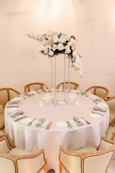Decoração Floral Festiva Mesas Banquete Casamento Cores Brancas Com Talheres — Fotografia de Stock