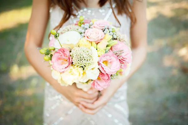 Buquê de casamento com flores rosa. Acessórios de casamento — Fotografia de Stock