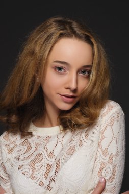 Beyaz kazaklı çıplak makyaj ile güzel kız portresi yakın çekim