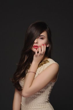 El yüz ile güzel bir esmer portresi