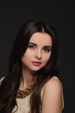 Parlak makyajlı güzel bir kadının yakın plan portresi