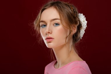 Pretty genç kız pembe elbise, tatlı ve seksi. Mavi gözler. Saç Çiçekleri.