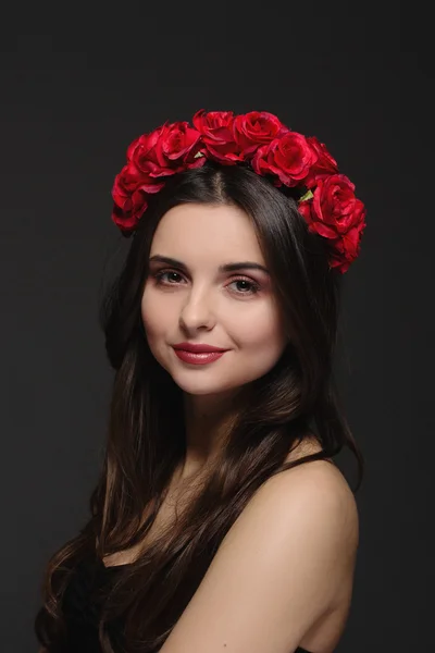 Yakın çekim portre gül saç modeli ile.