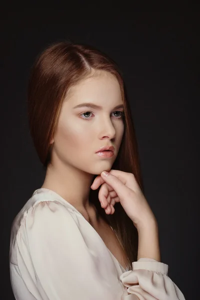 Portret seksowny zmysłowy piękna rudowłosa dziewczyna — Zdjęcie stockowe