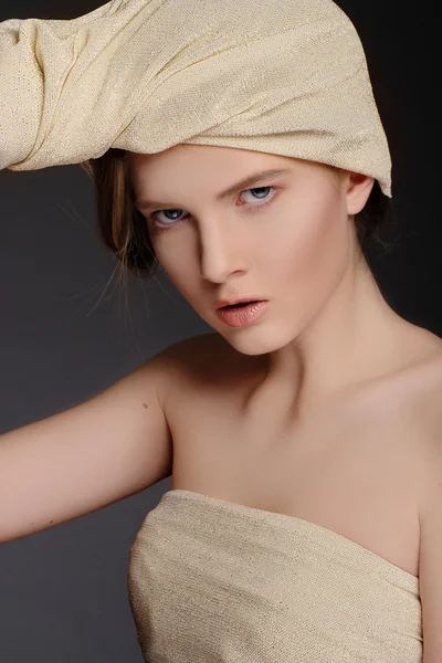 Portrait d'une belle fille avec un bandage sur la tête, le concept de beauté — Photo