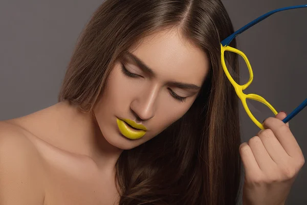 Женский портрет с жёлтыми губами. Модель с жёлтыми очками — стоковое фото