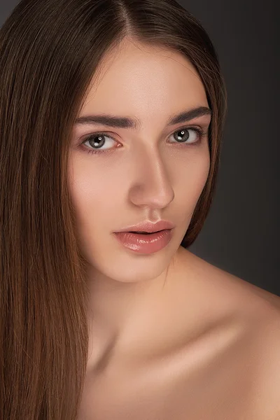 Gros plan portrait de belle jeune femme brune avec maquillage naturel, soin de la peau du visage, profiter d'un spa de jour — Photo