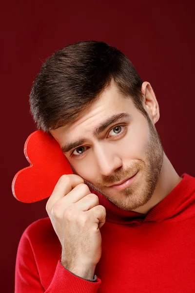 Kırmızı bir kalp yakın çekim holding adam.