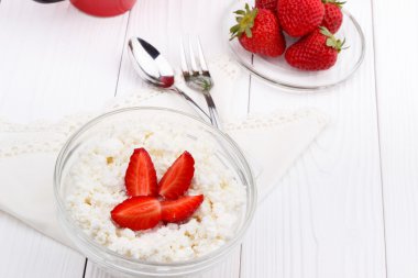 Taze çilek ve süzme peynir