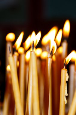 yanan mum ışığında bir kilise