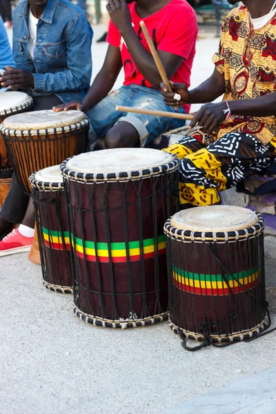 oynarken djembe davulcular