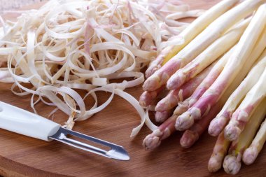 Bir gemide soyulmuş kuşkonmaz