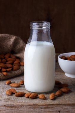 Badem sütü ve badem