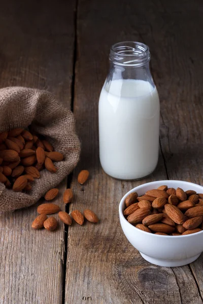 Leche de almendras y almendras — Foto de Stock