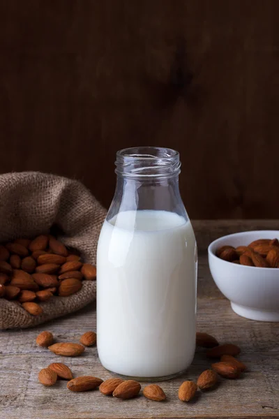 Leche de almendras y almendras — Foto de Stock