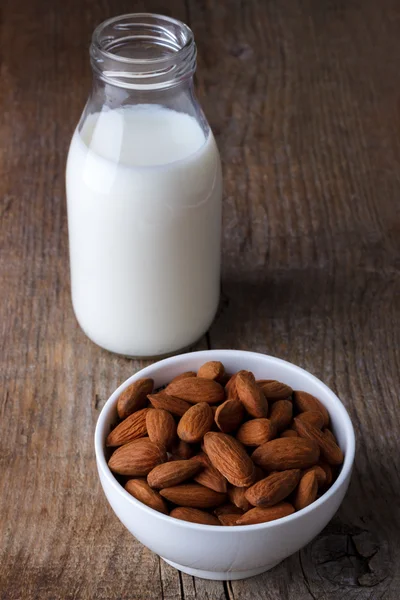 Leche de almendras y almendras — Foto de Stock