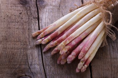 Bir avuç beyaz kuşkonmaz.