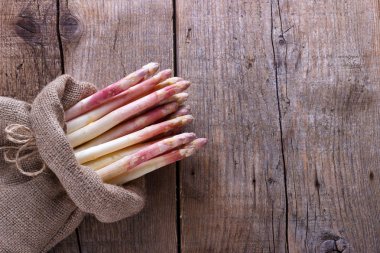 Bir avuç beyaz kuşkonmaz.