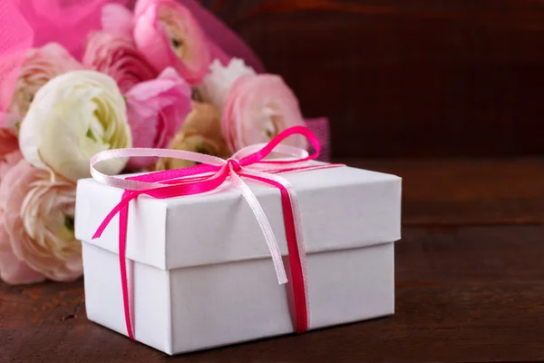Caja de regalo y flores — Foto de Stock