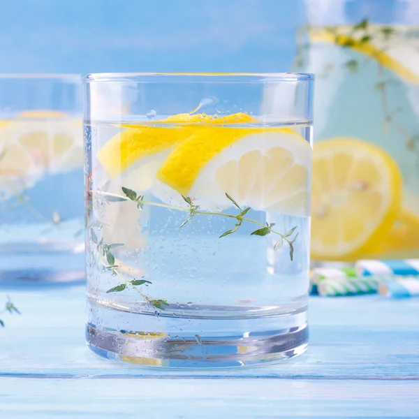 Vodu s citrónem a tymiánu — Stock fotografie