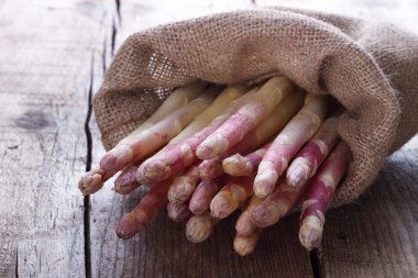 Bir avuç beyaz kuşkonmaz.