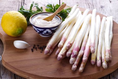 Soyulmuş kuşkonmaz ve sos