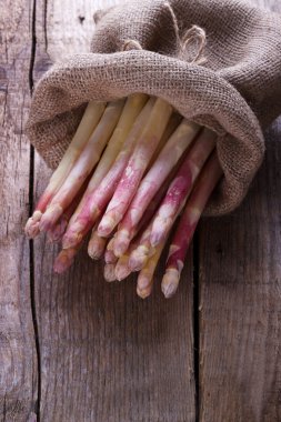 Bir avuç beyaz kuşkonmaz.