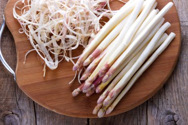 Soyulmuş kuşkonmaz ve sos