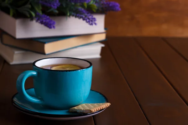 Чашка чая и книги — стоковое фото