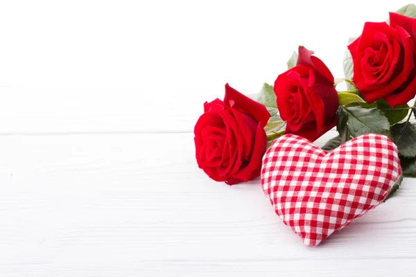 Rosas vermelhas e coração tecido — Fotografia de Stock