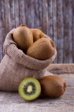 Bir çuval içinde taze kivi