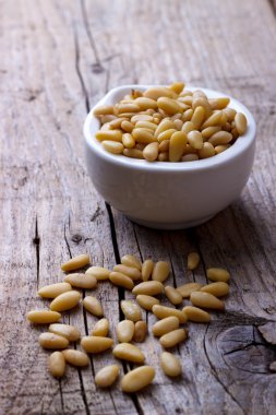 Kavanozda çam fıstığı