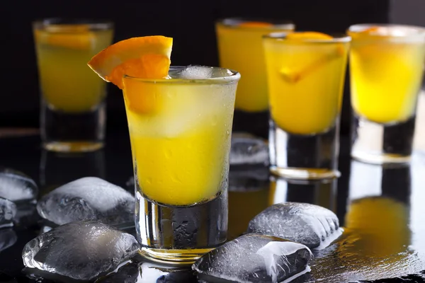 Cocktail com laranja e gelo — Fotografia de Stock