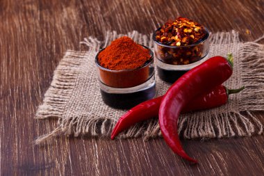 Rustik zemin üzerine pul biber