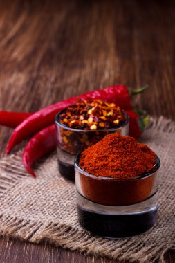 Rustik zemin üzerine pul biber